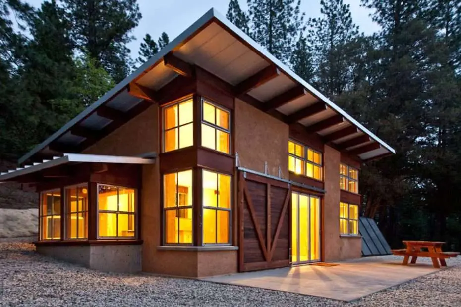 Casement window configuration options with left- and right-hinged openings, emphasizing structural performance and modern aesthetics